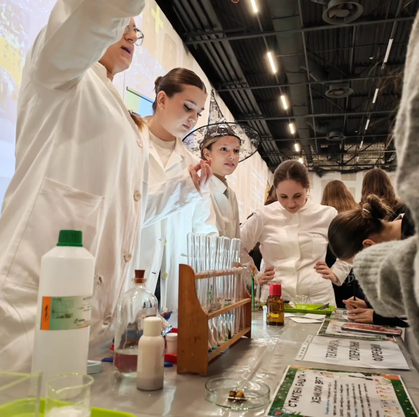 Ученици у лабораторијским мантилима на хемијском догађају